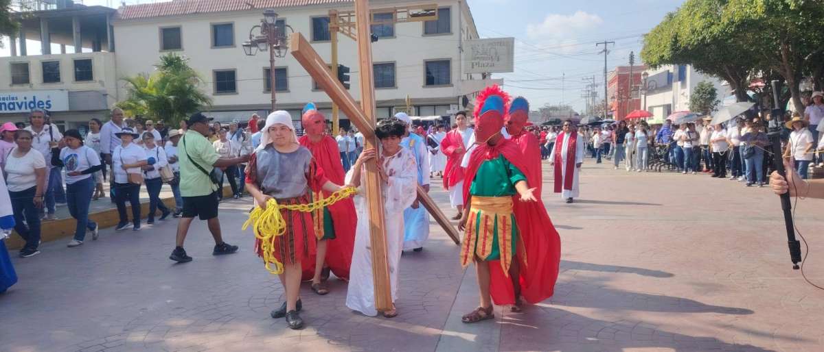 Fieles Católicos Realizan la celebración del viacrucis 2026 en Pánuco