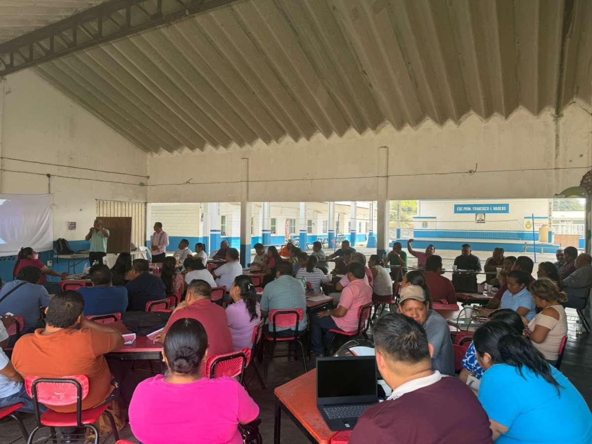 Participan docentes en capacitación para reforzar la lectura y escritura chinanteca   