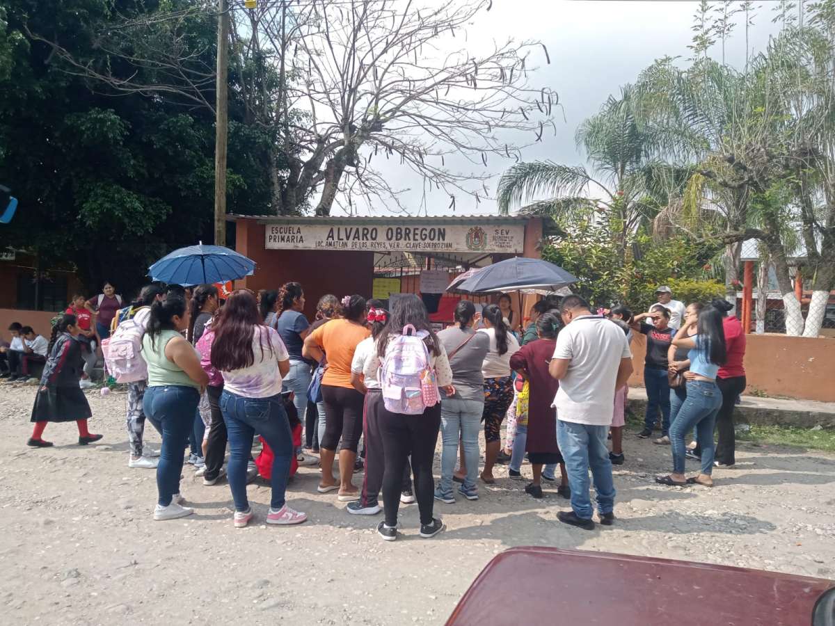 Toman escuela Primaria en Amatlán de los Reyes, padres de familia denuncian al director de desviar recursos aportados por ellos