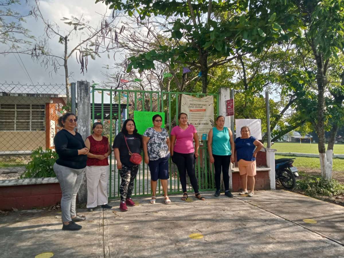 Otra escuela de Amatlán de los Reyes es tomada por padres de familia, ahora fue la Telesecundaria Josefa Murillo