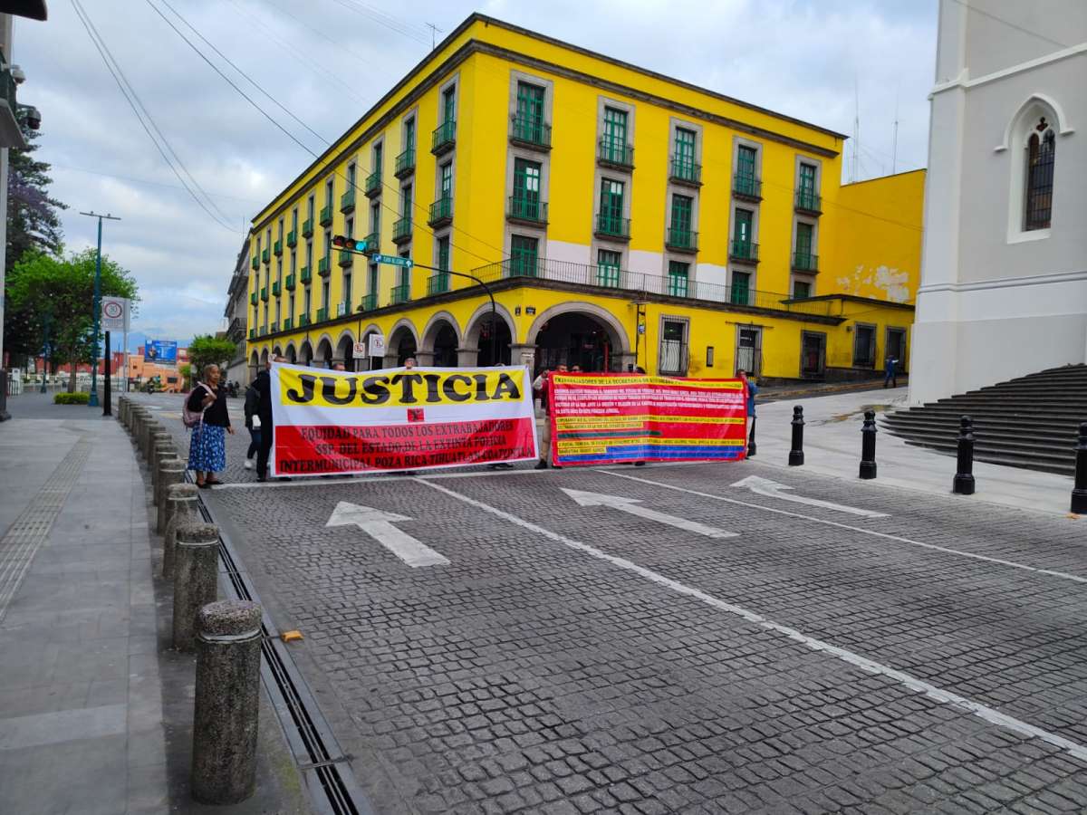Exelementos de la extinta Policía Intermunicipal Poza Rica-Tihuatlán-Coatzintla bloquean la Avenida Enríquez en Xalapa