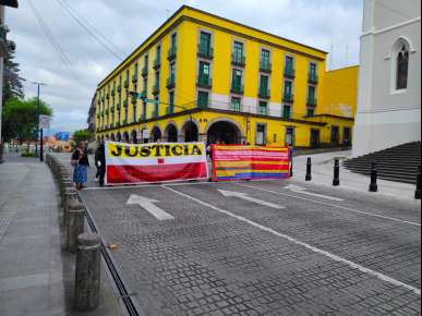 Exelementos de la extinta Policía Intermunicipal Poza Rica-Tihuatlán-Coatzintla bloquean la Avenida Enríquez en Xalapa