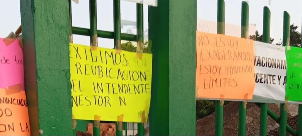 Personal docente y administrativo toman instalaciones de la Escuela de Bachilleres Joaquín Ramírez Cabañas en Coatepec