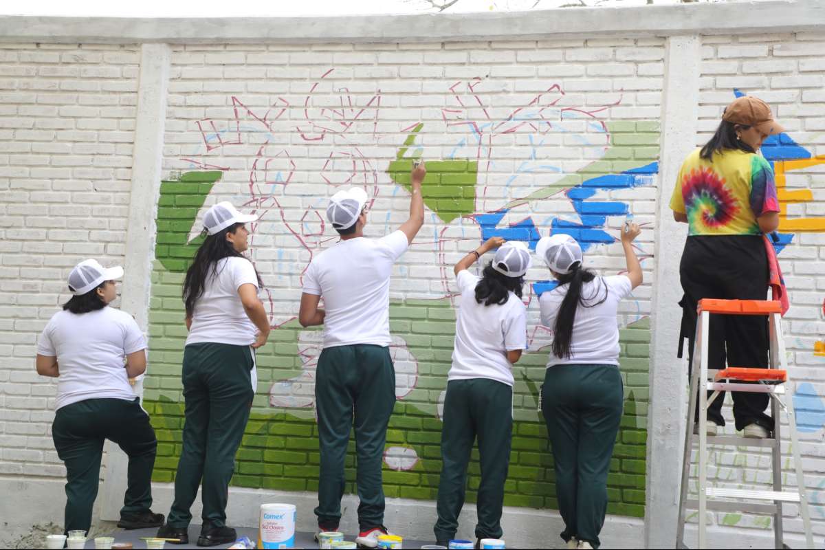 Juventudes transforman espacios con Tequios por la Tierra y Murales Mundialistas   