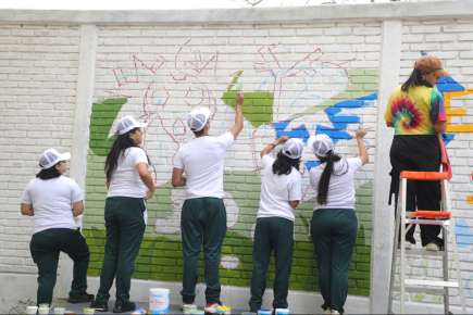 Juventudes transforman espacios con Tequios por la Tierra y Murales Mundialistas   