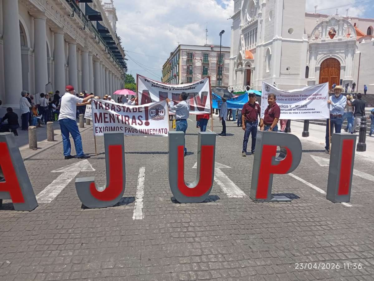 Bloquean la Avenida Enríquez integrantes de AJUPIV, denuncian que desde el 2021 carecen de aseguradora