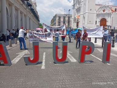 Bloquean la Avenida Enríquez integrantes de AJUPIV, denuncian que desde el 2021 carecen de aseguradora