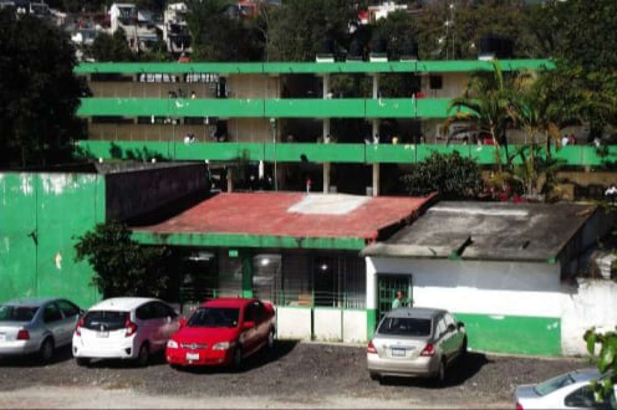 Elementos de la Guardia Nacional y de SSP, resguardan acceso a alumnos en Escuela de Bachilleres en Coatepec