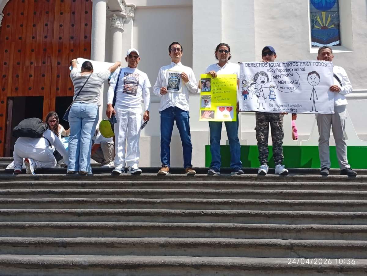 Padres de familia se manifiestan en Xalapa, exigen leyes “igualitarias” y ”piso parejo”