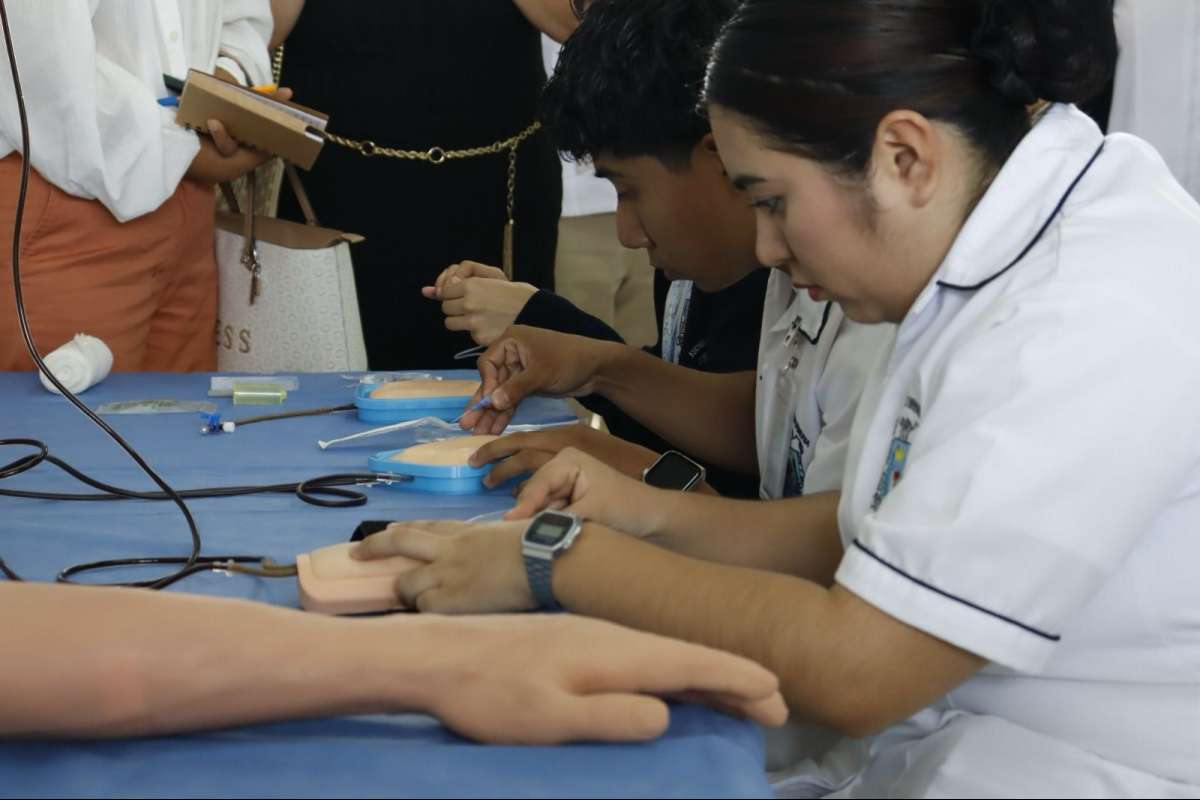 Valida Gobierno Federal actualización de plan de estudios de la Escuela de Enfermería de Coatepec   