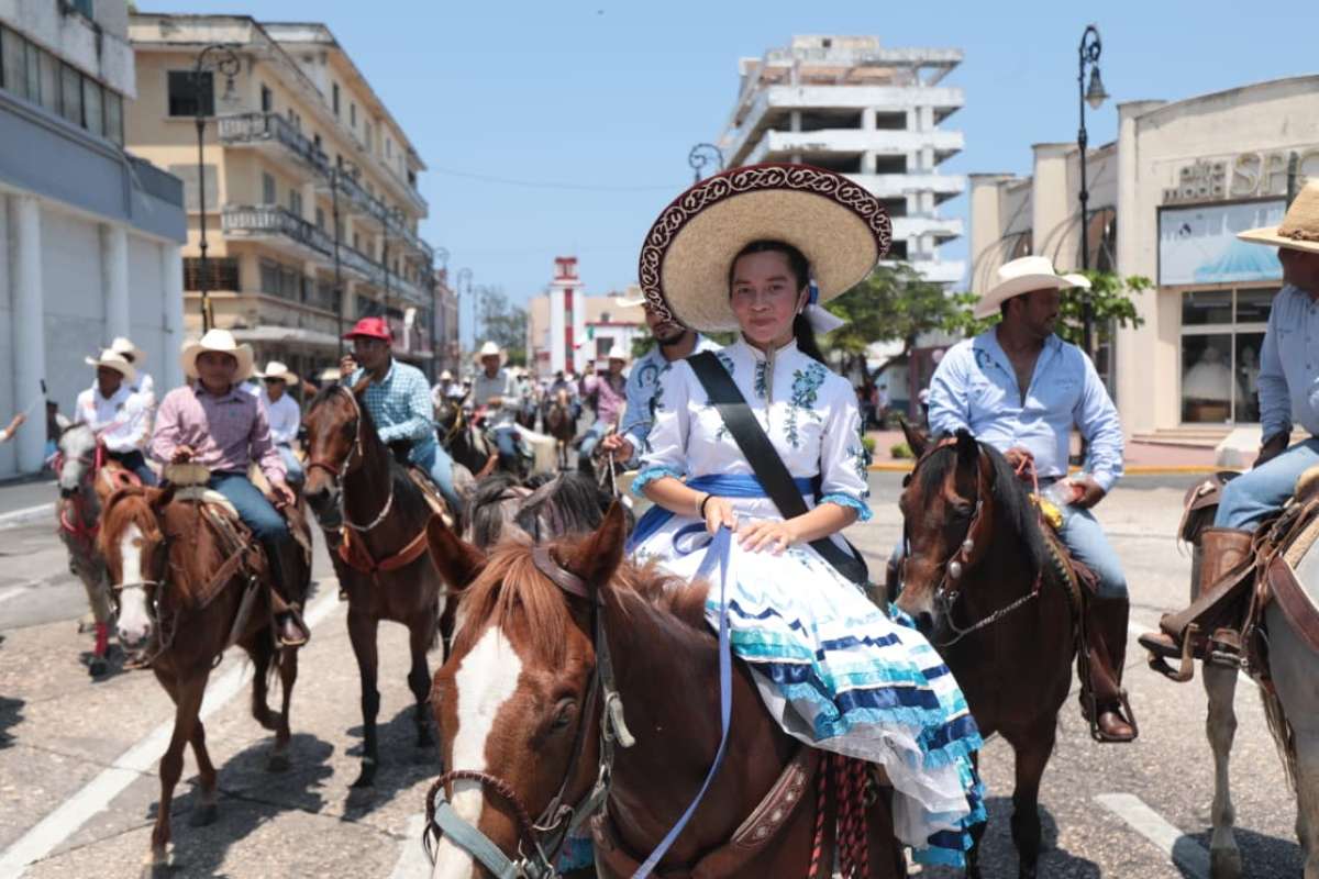 Cabalgata reúne a 3 mil jinetes y caballos en el cierre del Congreso del Caballo   