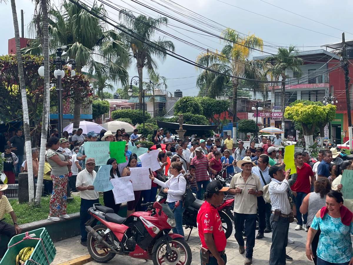 Habitantes de Yecuatla se manifiestan en palacio municipal para exigir la destitución de síndica y regidora del ayuntamiento
