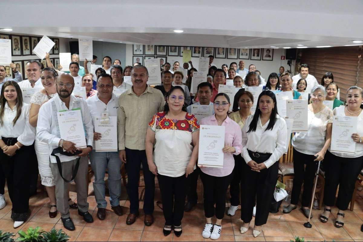 SEV entrega títulos de propiedad a 54 escuelas; destacan planteles con 94 años
