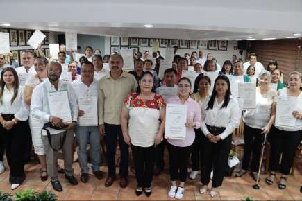 SEV entrega títulos de propiedad a 54 escuelas; destacan planteles con 94 años