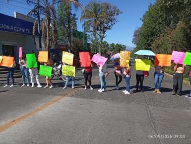 Padres de familia de la Primaria Carlos A. Carrillo bloquean la Avenida Manuel Ávila Camacho en Xalapa