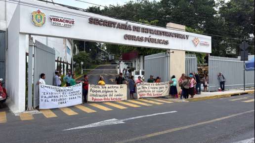 Campesinos de Pajapan toman oficinas de SIOP en Xalapa, exigen pavimentación de la carretera que conduce a Peña Hermosa