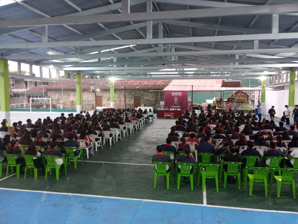 Estudiantes de la Escuela Normal Carlos A. Carrillo se benefician con el Programa Tarjeta + Juventud del ayuntamiento de Xalapa