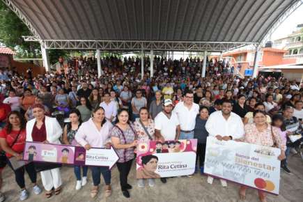 Reciben 738 estudiantes de Xalapa tarjetas Rita Cetina para útiles y uniformes escolares   