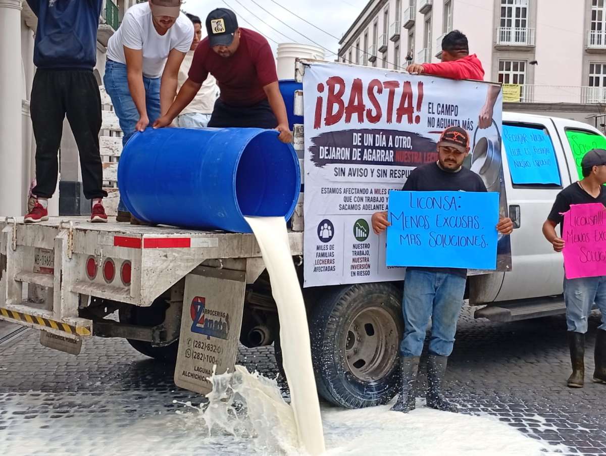 Productores de leche bloquean la avenida Juan de la Luz Enríquez en protesta porque Leche para el Bienestar dejó de recibirles el producto