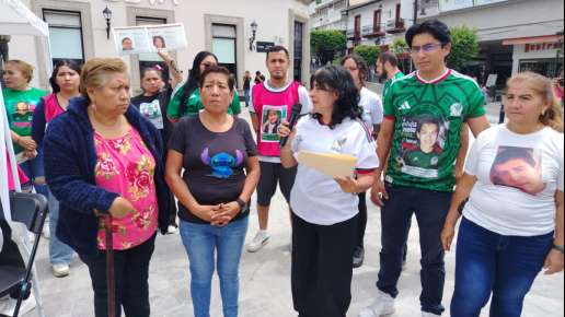 Madres buscadoras cierran la vialidad del centro de Xalapa para realizar actividad denominada “cascarita por los desaparecidos”