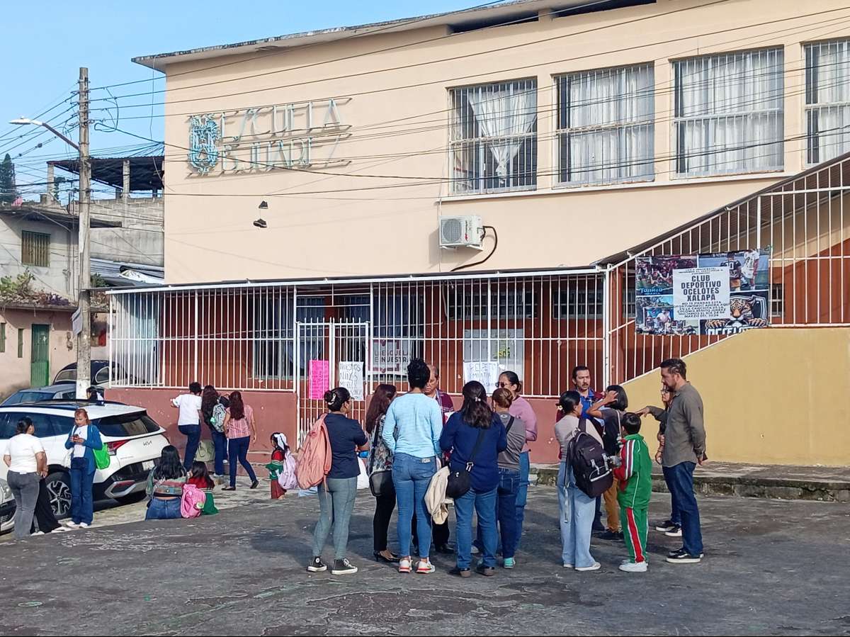 Padres de familia toman la escuela primaria Benito Juárez de Xalapa y exigen la destitución de su directora