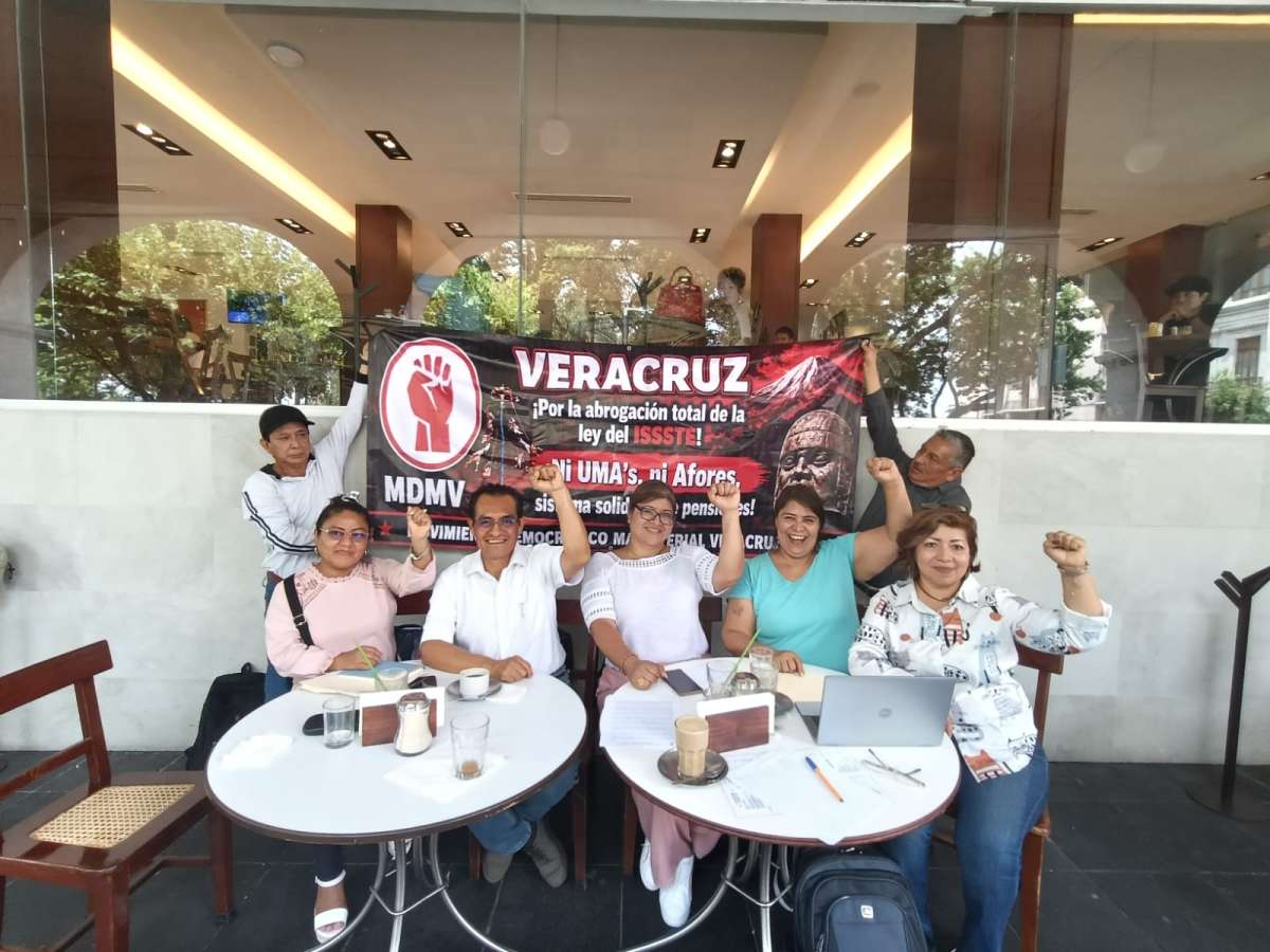 Integrantes del Movimiento Democrático Magisterial de Veracruz respaldan las acciones de la CNTE que exige la abrogación de la Ley del ISSSTE