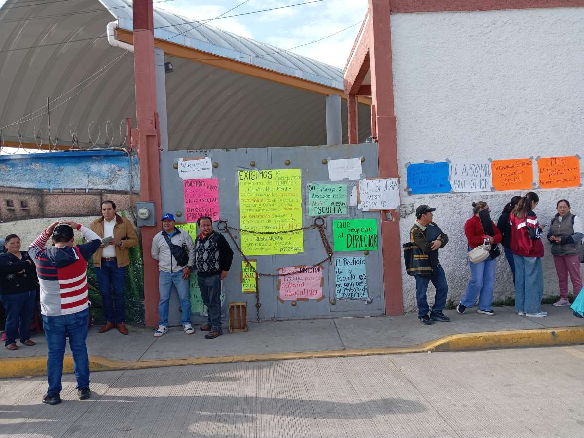 Padres de familia toman escuela secundaria de Perote, exigen el regreso de su director
