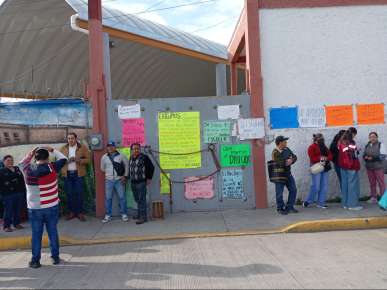 Padres de familia toman escuela secundaria de Perote, exigen el regreso de su director
