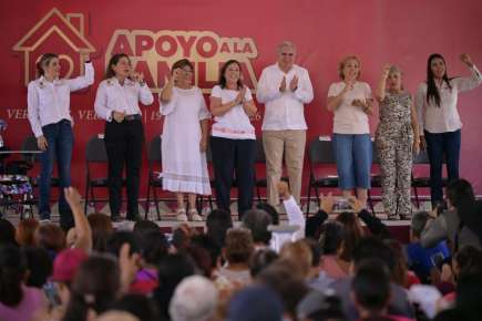Entrega Gobierno de Veracruz 5 mil 580 apoyos funcionales y a la familia