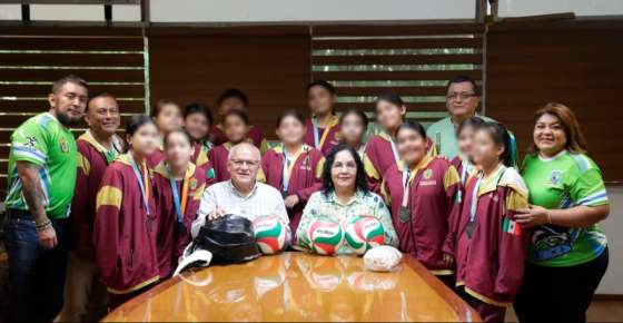 Reconocen a equipo femenil de voleibol de Jáltipan por lograr medalla de oro   