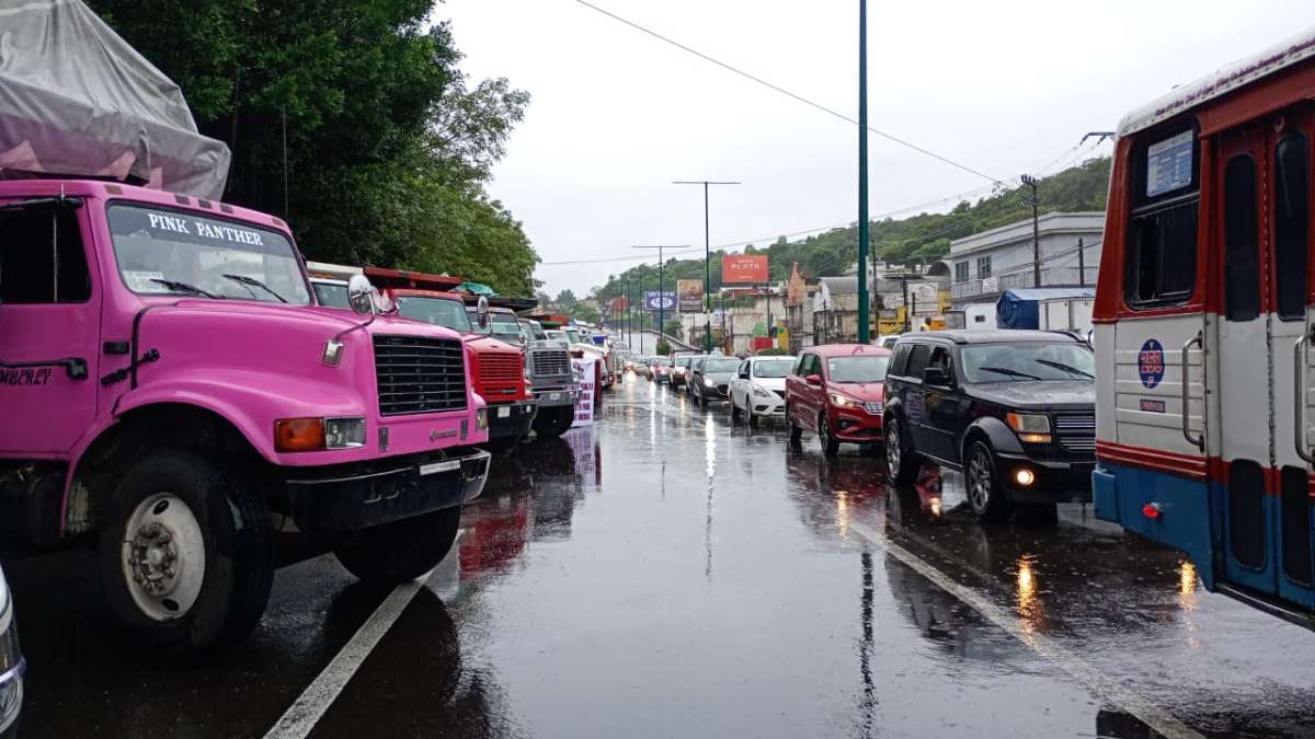 Se manifiestan pacíficamente transportistas de AMOTAC en el bulevar Xalapa-Banderilla