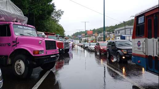 Se manifiestan pacíficamente transportistas de AMOTAC en el bulevar Xalapa-Banderilla