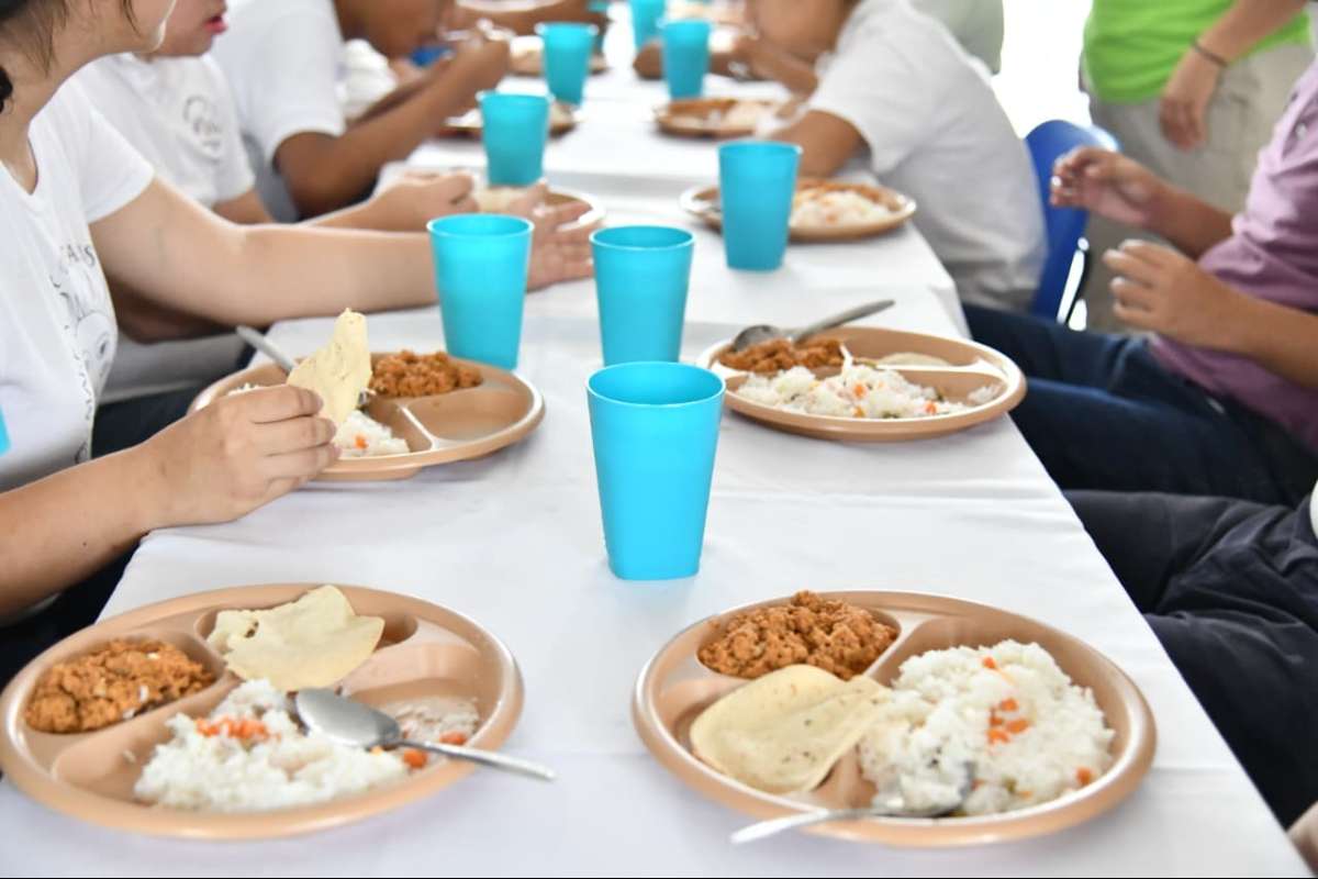 Acceden estudiantes del CAM No. 14 a una alimentación nutritiva y diaria   