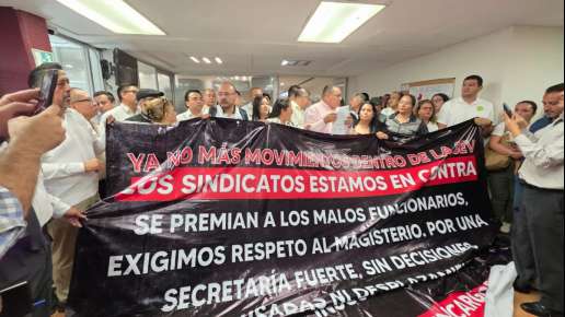Dirigentes magisteriales estatales se manifiestan en oficinas centrales de la SEV