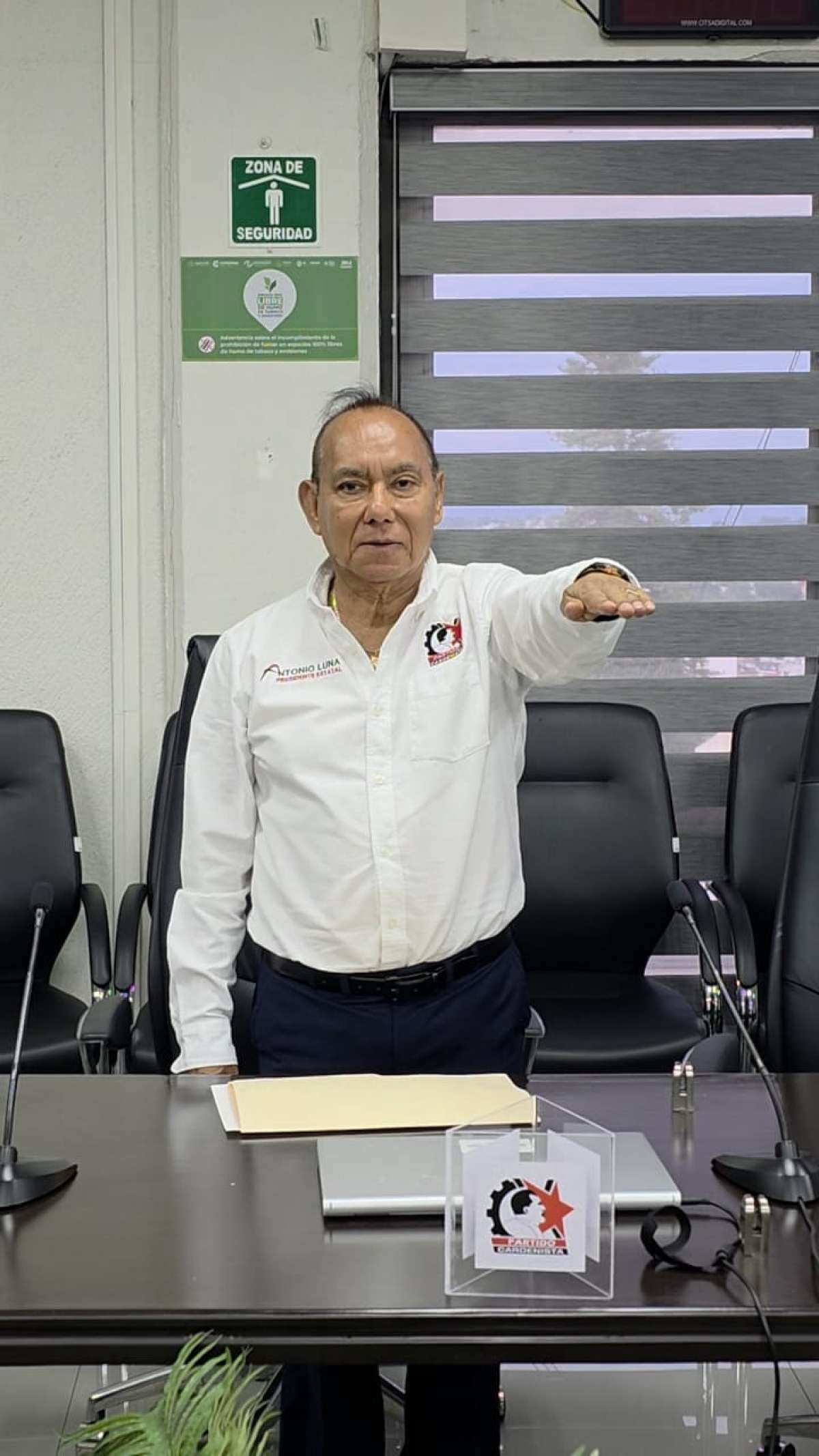 Antonio Luna rinde protesta como representante del Partido Cardenista en el OPLE.