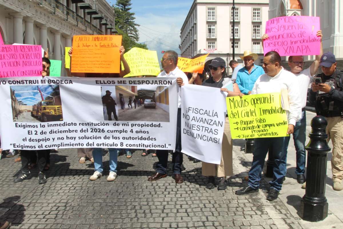 Afectados por el cártel inmobiliario bloquean la avenida Juan de la Luz Enríquez, denuncian despojo de sus propiedades