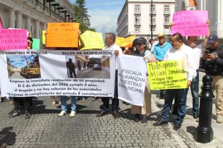 Afectados por el cártel inmobiliario bloquean la avenida Juan de la Luz Enríquez, denuncian despojo de sus propiedades