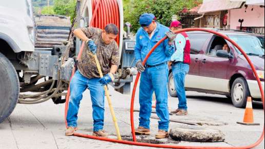 Trabajos de desazolve fortalecen la red de drenaje en Camerino Z. Mendoza