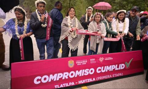 Regresa Rocío Nahle a cumplirle a Soledad Atzompa; entrega tres tramos carreteros   