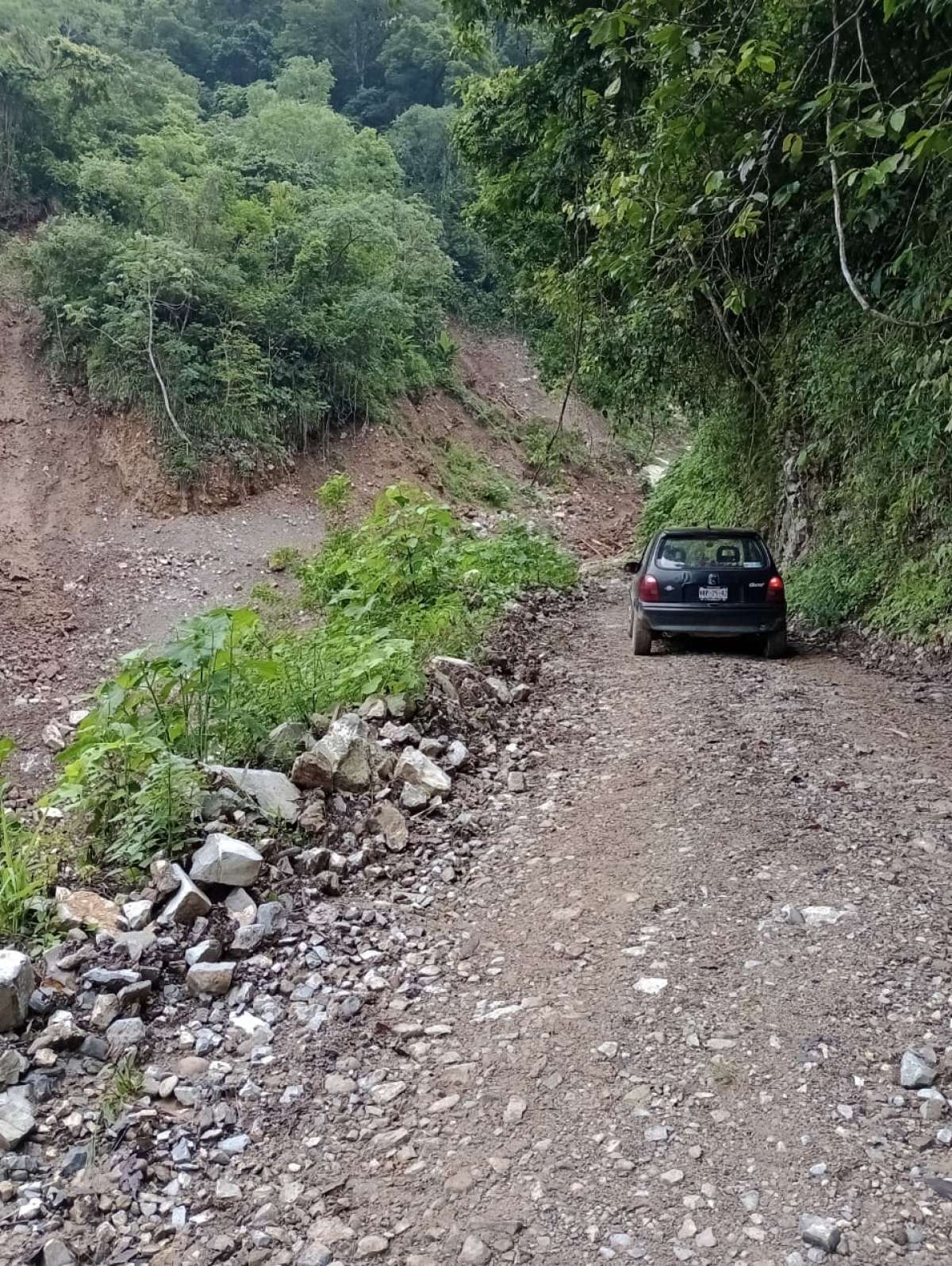 ATIENDE CENTRO SICT VERACRUZ DERRUMBES EN EL MUNICIPIO DE ILAMATLÁN POR LLUVIAS RECIENTES   