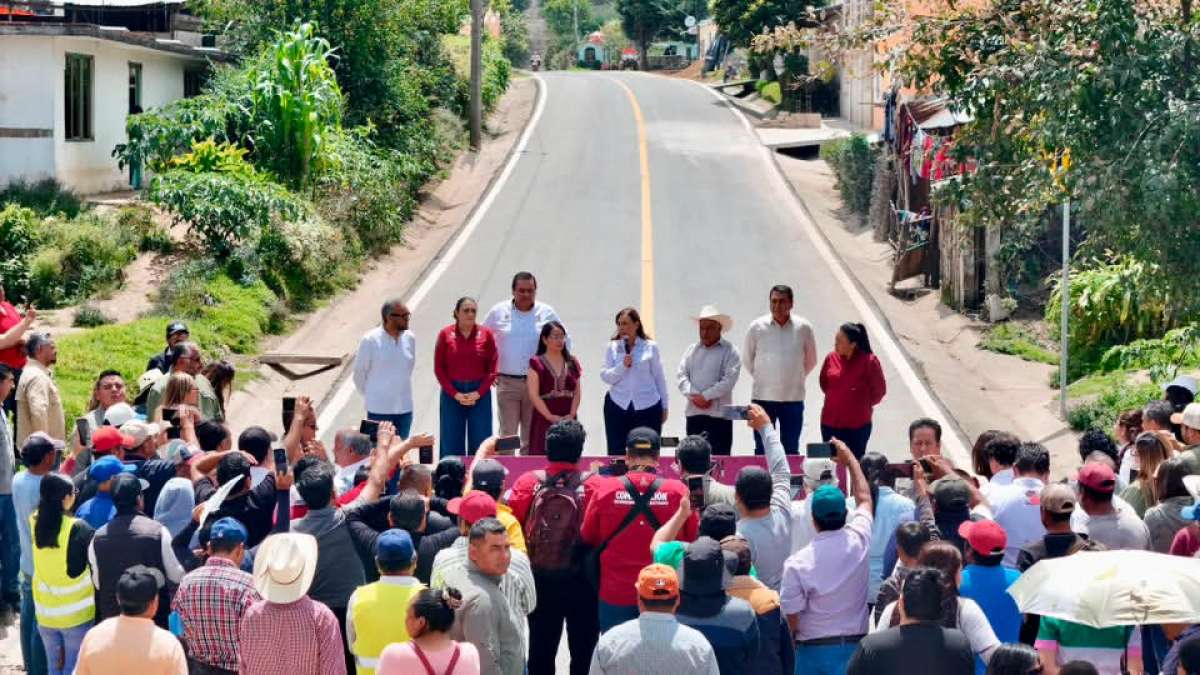 Cumple Rocío Nahle con Ayahualulco; entrega rehabilitación carretera