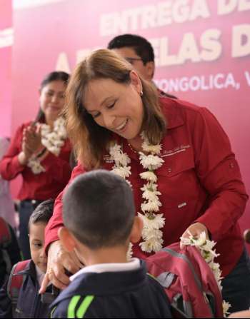Mochilas y útiles gratuitos para 42 mil 961 estudiantes de la sierra de Zongolica; justicia social para todos: Rocío Nahle   