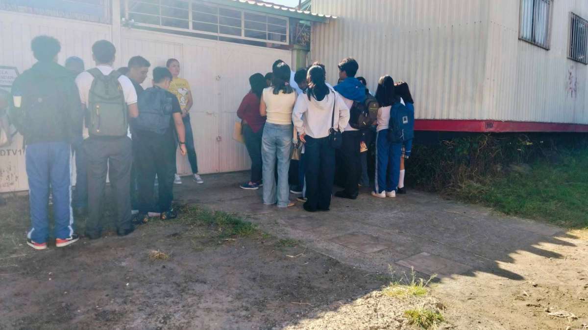¡Dejan afuera a alumnos de telesecundaria por no dar su aportación voluntaria!