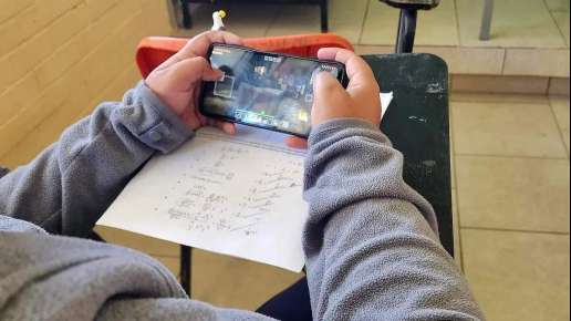 En septiembre gobernadora Nahle emite decreto para regular el uso de celulares en escuelas