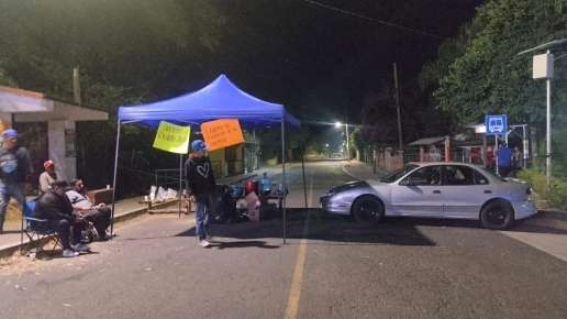 Sigue bloqueada la carretera Las Trancas-Coatepec,  funcionarios menores de Política Regional no dan respuesta a sus demandas  
