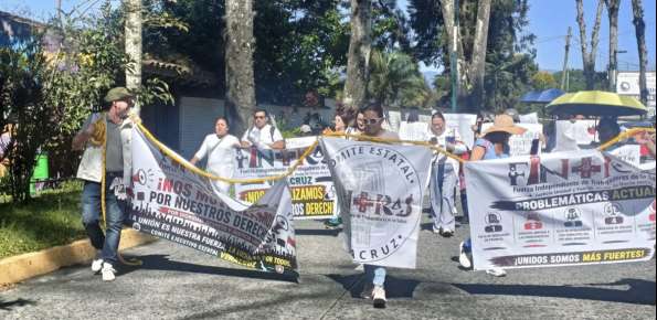 Trabajadores del IMSS-Bienestar marchan en las calles de Xalapa para visibilizar problemática que padecen