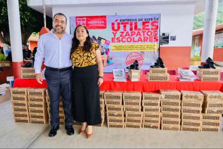¡Compromiso cumplido! Gustavo Sánchez inicia entrega de útiles escolares y calzado en escuelas públicas de Camerino Z. Mendoza