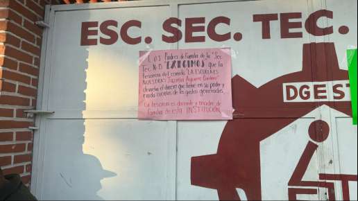 Padres de familia toman instalaciones de Secundaria Técnica en Tierra Blanca