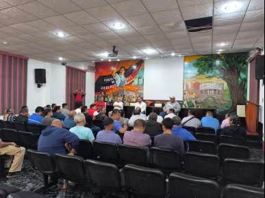 Gustavo Sánchez Ortiz dialoga con taxistas para fortalecer el orden vial
