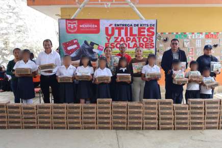 Continúa la entrega de kits de útiles y zapatos escolares en Necoxtla, Tetzmola, Ocotla y la cabecera municipal
